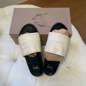 beek Albatross eggshell/black platform slide size 7 new in the box